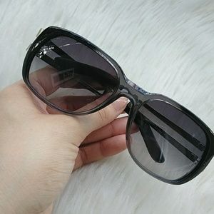 Black and Grey Chloe Sunglasses